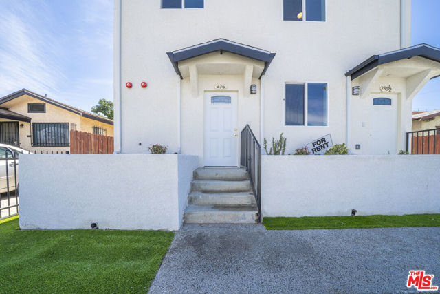 236 W 84th Place, Los Angeles CA: https://media.crmls.org/mediaz/38843124-7b2b-4a45-8bd6-46324b1a59f9.jpg