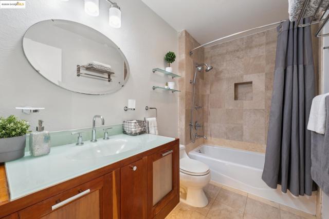 92 Schooner Ct, Richmond CA: https://media.crmls.org/mediaz/38848670-4f99-4b46-949f-c477962f502d.jpg