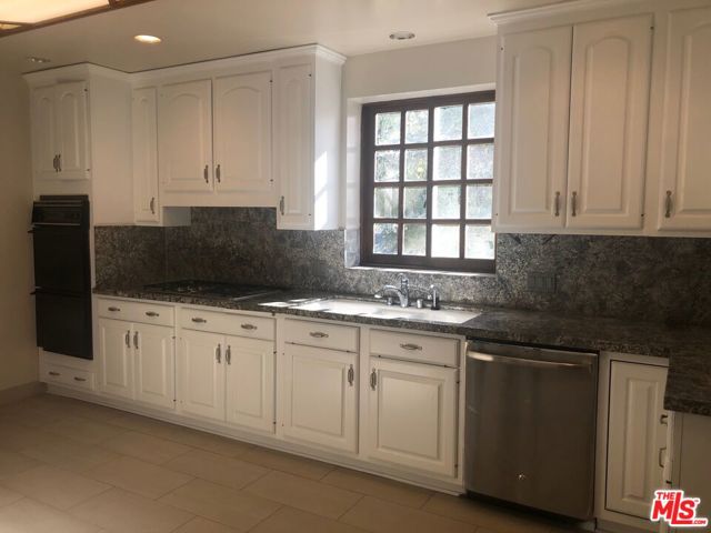 168 N DOHENY Drive, Beverly Hills CA: https://media.crmls.org/mediaz/38849c64-78f9-4688-831b-6a02818261fa.jpg
