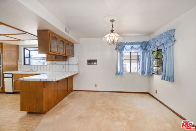 Breakfast/Dining Area