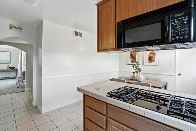 946 Laguna Avenue, Burlingame CA: https://media.crmls.org/mediaz/388634b8-8615-49e4-aee8-fafc59023f6a.jpg