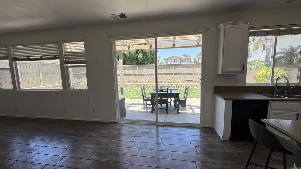 https://media.crmls.org/mediaz/38867c29-f04c-4f75-8477-d4ee09af7799.jpg?preset=X-Large