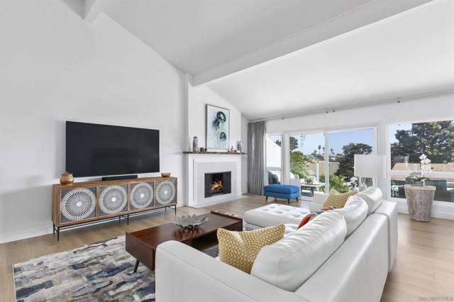 2071 Caminito Circulo Norte, La Jolla CA: https://media.crmls.org/mediaz/3886cb76-a904-41d2-b720-a1aa2094fdf9.jpg