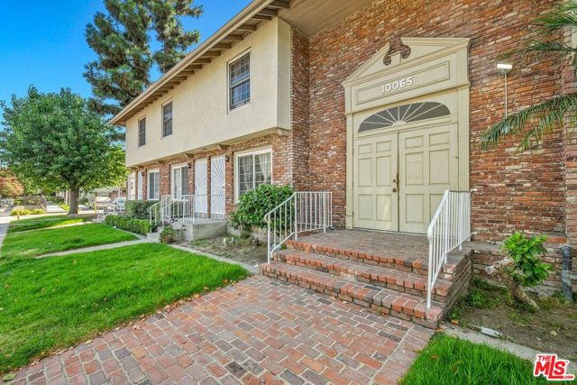 10065 De Soto Avenue, Chatsworth CA: https://media.crmls.org/mediaz/38875a27-6eb8-4cd4-9a35-0835114238f8.jpg