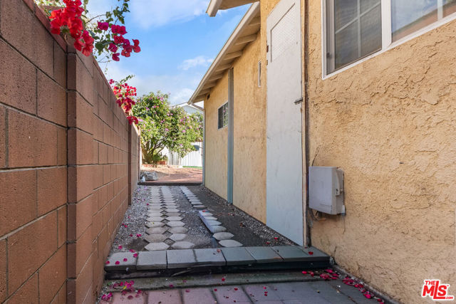 10626 Mountair Avenue, Tujunga CA: https://media.crmls.org/mediaz/3888ba5c-a626-4886-a50a-062eebdac1d2.jpg
