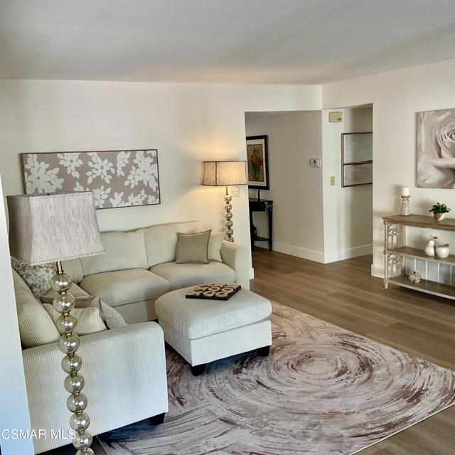 2455 Castlemont Court, Simi Valley CA: https://media.crmls.org/mediaz/38899e2a-1732-4ea4-8312-aeb273eb380d.jpg