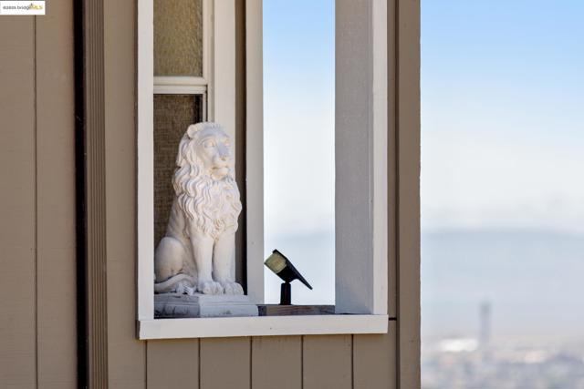 10353 Royal Oak Rd, Oakland CA: https://media.crmls.org/mediaz/388a1dba-1c85-4991-a064-132331e5bde7.jpg