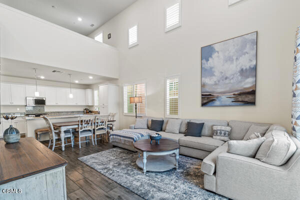 490 Jubilee Place, Santa Paula CA: https://media.crmls.org/mediaz/388a32cb-4a2f-46cf-9a55-f56771bd3e02.jpg