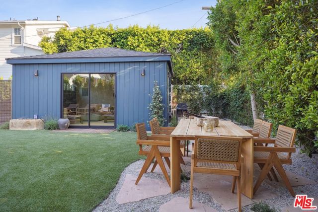 4539 Atoll Avenue, Sherman Oaks CA: https://media.crmls.org/mediaz/388a97db-569a-429b-98b2-08b705ce2a5e.jpg