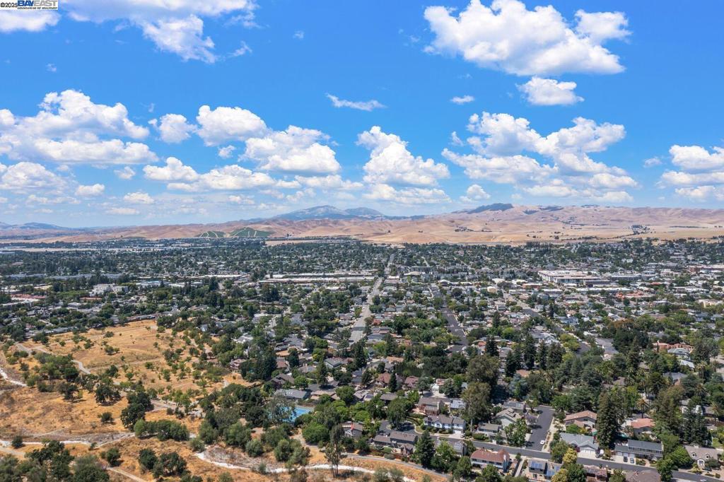 https://media.crmls.org/mediaz/388afcb6-df78-4fd1-8cef-faa4e5da88fb.jpg?preset=X-Large