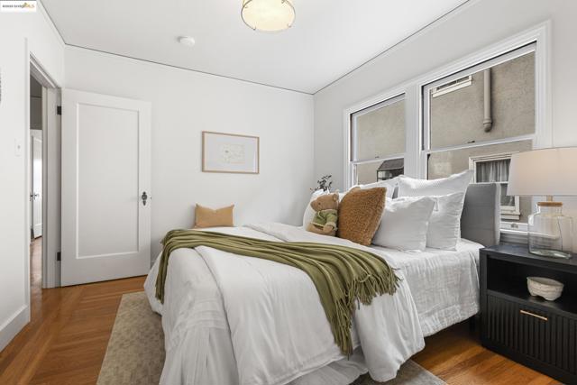 1048 Annerley Rd, Oakland CA: https://media.crmls.org/mediaz/388bb981-80fe-459e-9260-46da8e9cf1da.jpg