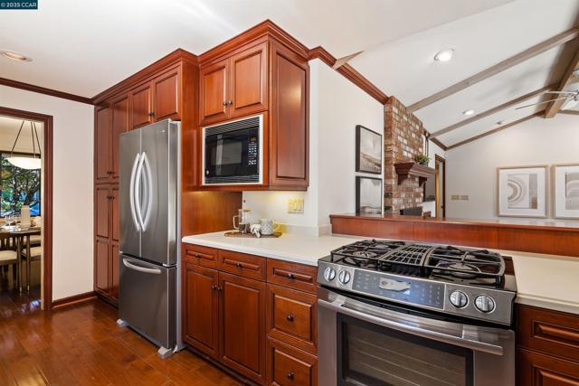 372 El Divisadero Ave, Walnut Creek CA: https://media.crmls.org/mediaz/388bfdf1-0536-4c29-a5bc-61f51507c830.jpg