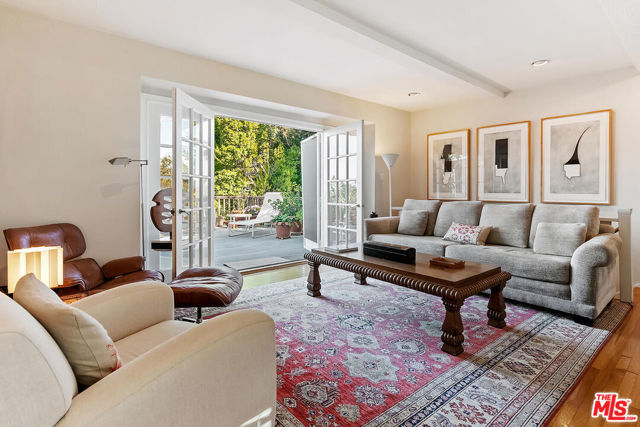 15213 Del Gado Drive, Sherman Oaks CA: https://media.crmls.org/mediaz/388c44a1-965a-4f10-ba2a-4fb27805b43d.jpg