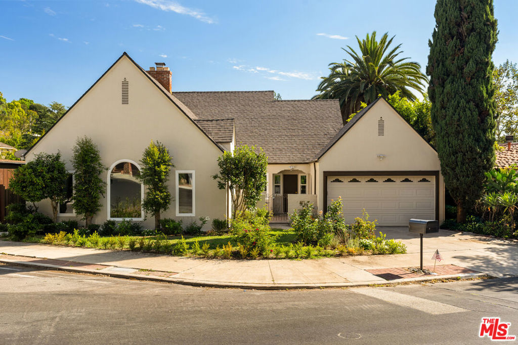3141 E La Suvida Drive — Traditional