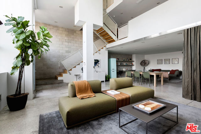 1324 Abbot Kinney Boulevard Venice, California Elegantly appointed live/work space in the hear of Abbot Kinney. Perfect for creative/tech client looking to make a statement.