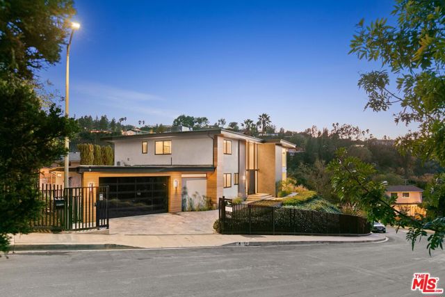 11428 Dona Lola Drive, Studio City CA: https://media.crmls.org/mediaz/388e3b0a-5f91-41ba-bee0-3d08456f0e84.jpg
