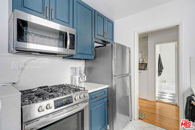9930 Robbins Drive, Beverly Hills CA: https://media.crmls.org/mediaz/388f27f8-2f17-4b89-94c8-e6147a5ad6eb.jpg