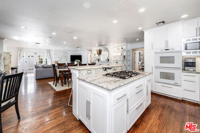 5711 Colbath Avenue, Valley Glen CA: https://media.crmls.org/mediaz/388fc7e2-4bbb-4c4d-96f1-5e64f8445922.jpg
