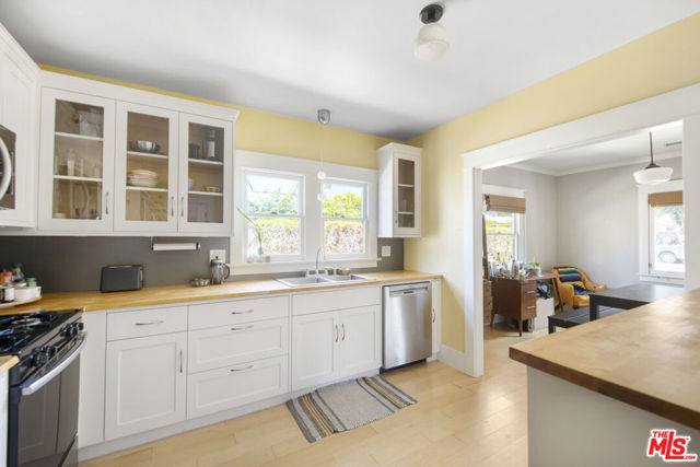 4989 Vincent Avenue, Los Angeles CA: https://media.crmls.org/mediaz/388fd2dd-2531-4d10-a42b-05fee0a25e3d.jpg