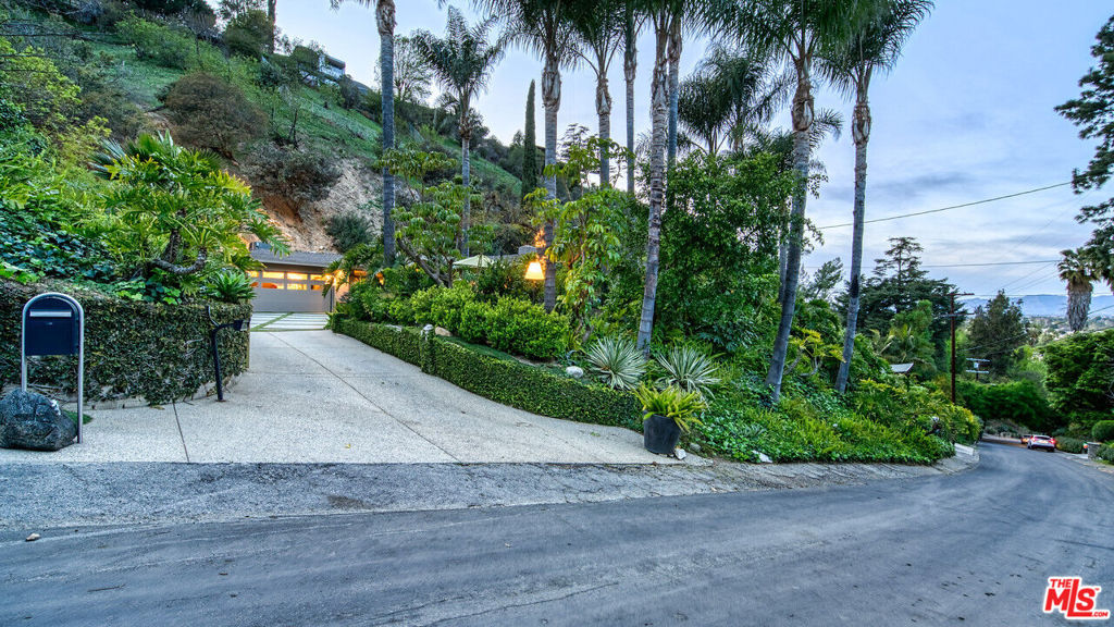 https://media.crmls.org/mediaz/38902f28-8c65-4534-b62f-24f5ccd18b28.jpg?preset=X-Large