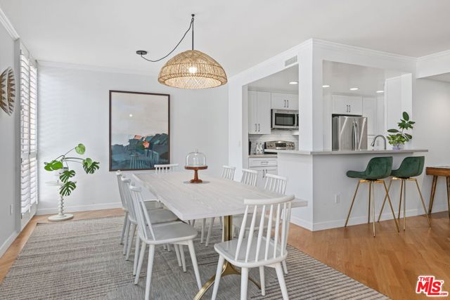 725 S Barrington Avenue, Los Angeles CA: https://media.crmls.org/mediaz/38914894-606a-44b3-b63c-375e8c02616e.jpg
