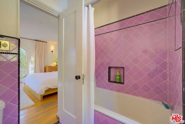 4778 Cromwell Avenue, Los Angeles CA: https://media.crmls.org/mediaz/38916022-7073-4055-ae4c-f4b53e1caf25.jpg