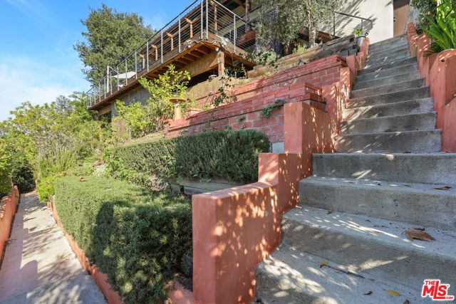 2835 Oak Point Drive, Los Angeles CA: https://media.crmls.org/mediaz/38925ca2-7877-41fd-b801-0ff20e318290.jpg
