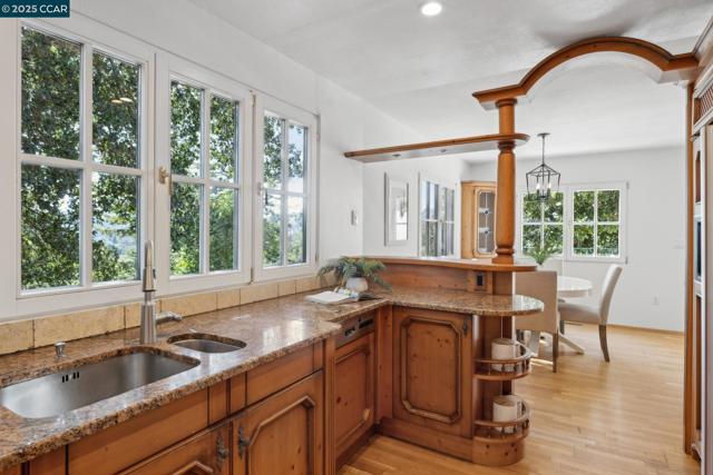 40 Las Palomas, Orinda CA: https://media.crmls.org/mediaz/38927d80-661a-4b01-b68d-718d5e106855.jpg