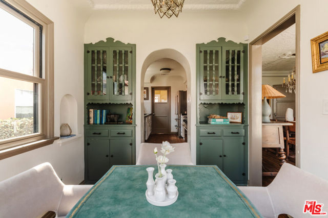 3975 Sutro Avenue, Los Angeles CA: https://media.crmls.org/mediaz/3893037b-73cc-4b47-bfd6-e3df4f3602d9.jpg