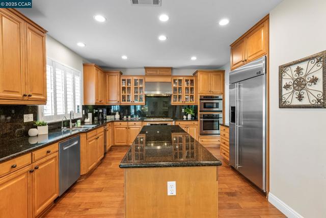 1656 Colchester St, Danville CA: https://media.crmls.org/mediaz/3894640d-779a-4d90-8563-1a8e9053e1e7.jpg