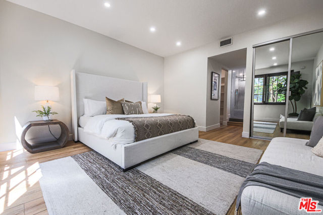 133 S Oakhurst Drive, Beverly Hills CA: https://media.crmls.org/mediaz/3894bc99-b732-4aa8-bfb1-88993d238d44.jpg