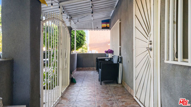 2205 S Burnside Avenue, Los Angeles CA: https://media.crmls.org/mediaz/3894be86-ad21-4693-8ebe-4b46bf1f86a1.jpg