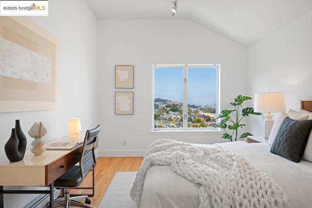 678 Clipper St, San Francisco CA: https://media.crmls.org/mediaz/389545d9-245a-4fb8-a180-76f22fe4d9a3.jpg