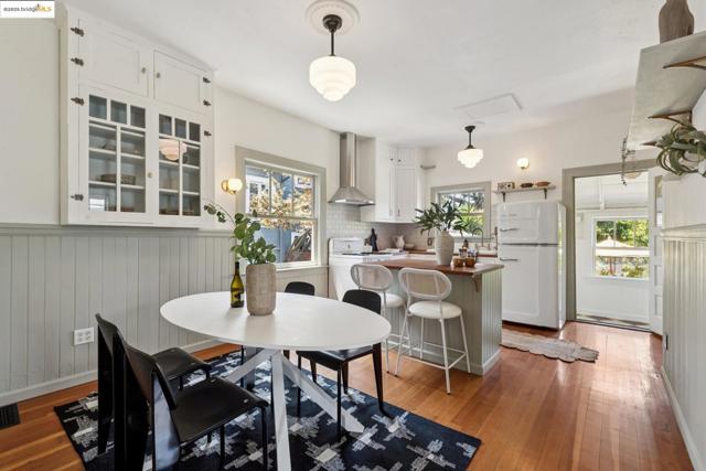 6521 Herzog St, Oakland CA: https://media.crmls.org/mediaz/3895893e-af9d-4e38-85e6-f73c3ce94c6d.jpg