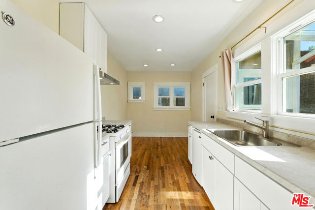 3712 E 10th Street, Long Beach CA: https://media.crmls.org/mediaz/3895d0c6-fee1-4c4b-934c-edf6d9e67f07.jpg