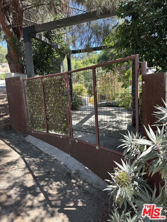 905 Pine Grove Avenue, Los Angeles CA: https://media.crmls.org/mediaz/3895eadb-14ab-451b-bb85-bb4d347a7b4a.jpg
