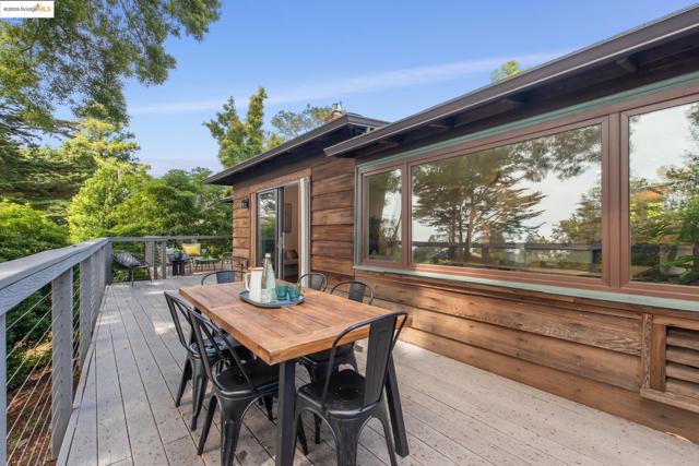 1270 Queens Rd, Berkeley CA: https://media.crmls.org/mediaz/38961326-3869-410a-aa79-75b1c71b6994.jpg