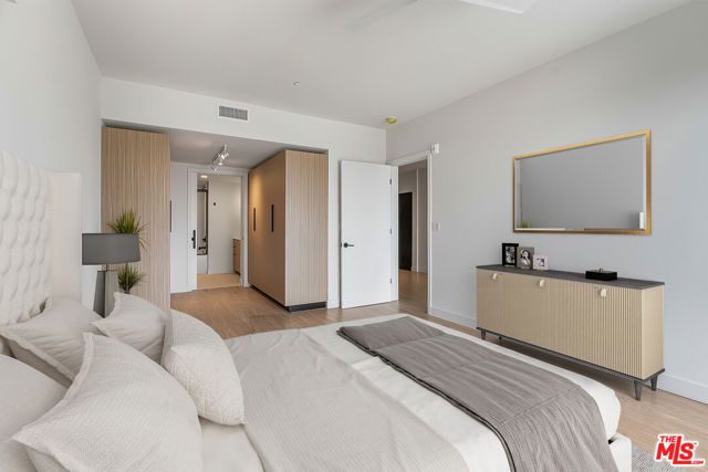 3688 Overland Avenue, Los Angeles CA: https://media.crmls.org/mediaz/3896769e-b43d-4944-8196-70362ae60c20.jpg