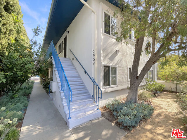 2909 10th Street, Santa Monica CA: https://media.crmls.org/mediaz/3896d330-c250-4a6b-8fdd-1b3bd35b8064.jpg
