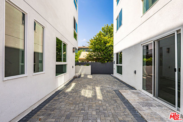 2055 S Garth Avenue, Los Angeles CA: https://media.crmls.org/mediaz/38983d69-d8f3-4fef-8889-4f626b0f87e4.jpg