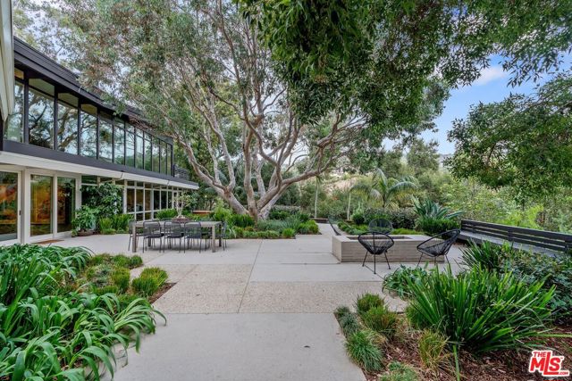 2179 Mandeville Canyon Road, Los Angeles CA: https://media.crmls.org/mediaz/38985f1f-6c69-4ceb-a862-670f6f0ec976.jpg