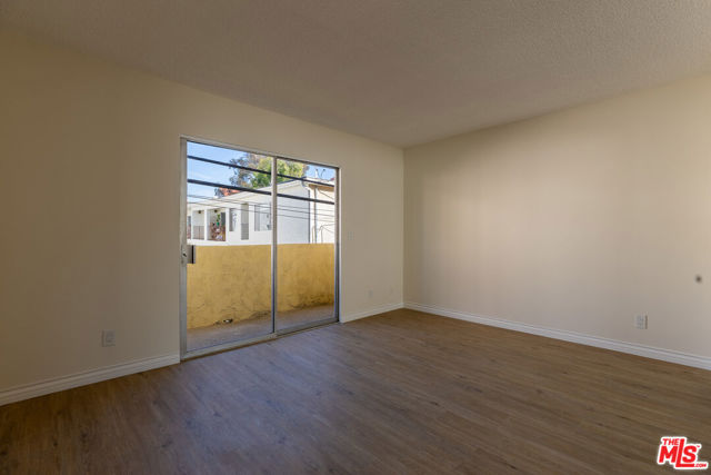 1033 6TH Street, Santa Monica CA: https://media.crmls.org/mediaz/3898e516-e3f1-4f23-b6fd-35e6e03be039.jpg
