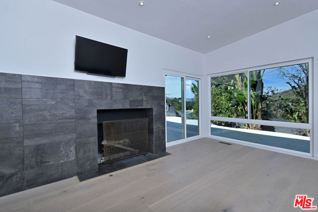 14892 Jadestone Drive, Sherman Oaks CA: https://media.crmls.org/mediaz/389918d6-727f-4c09-929b-6a699095ce85.jpg