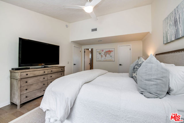 24417 Clipstone Street, Woodland Hills CA: https://media.crmls.org/mediaz/38994b63-7ce4-42fe-8f9e-2446c1bece75.jpg