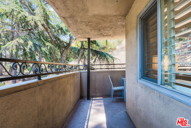 6700 Hillpark Drive, Los Angeles CA: https://media.crmls.org/mediaz/389b3238-5ca4-42cb-912a-162013529d1e.jpg