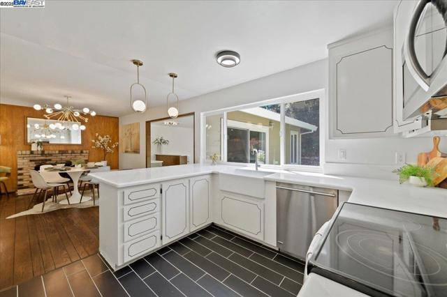 7606 Desertwood Ln, Pleasanton CA: https://media.crmls.org/mediaz/389b66c9-9037-4312-b6b3-41476c589972.jpg