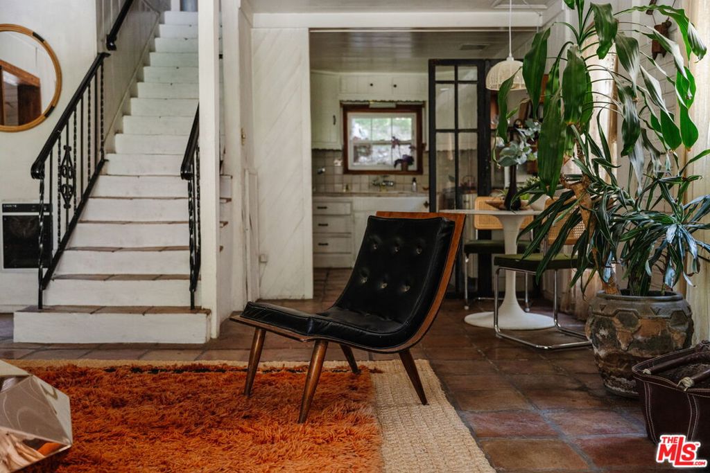 https://media.crmls.org/mediaz/389b7f01-f72d-4c37-9cc2-5030fee54bed.jpg?preset=X-Large