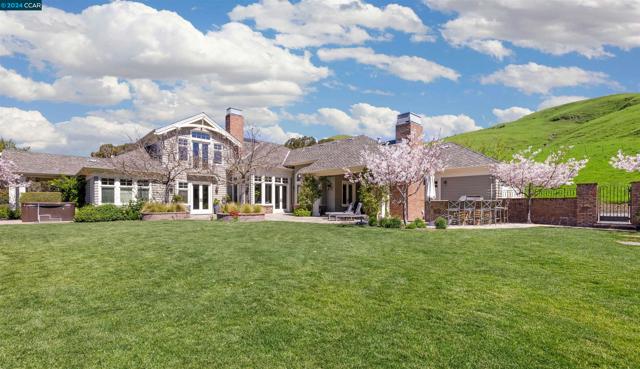 8 Julianna Court, Moraga CA: https://media.crmls.org/mediaz/389b8ce1-8f9d-4bf1-b6b7-0749492828ac.jpg