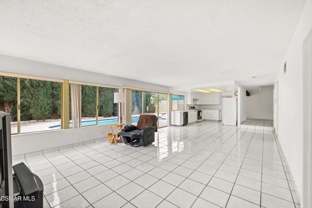 2385 N Justin Avenue, Simi Valley CA: https://media.crmls.org/mediaz/389c959d-4d0d-4f04-9205-39847c4ab9ff.jpg