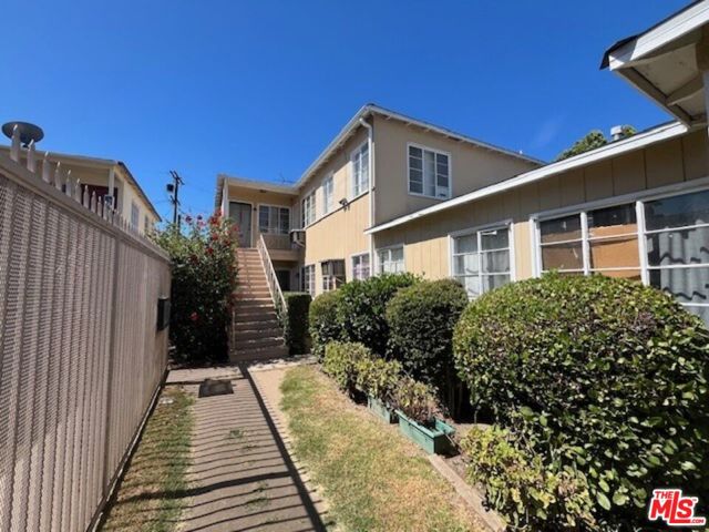 13358 Victory Boulevard photo 3